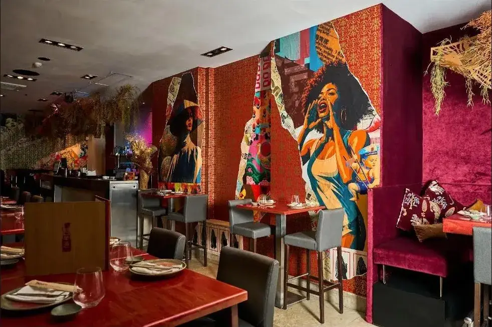 Interior de IKIBORN con mural de colores