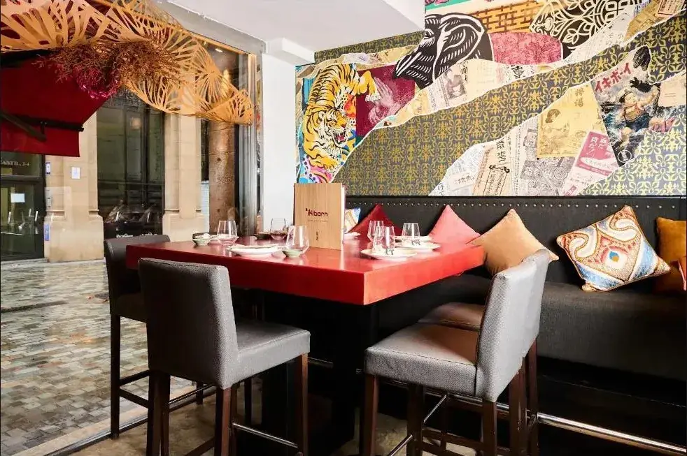 Mesa de IKIBORN junto al mural del tigre