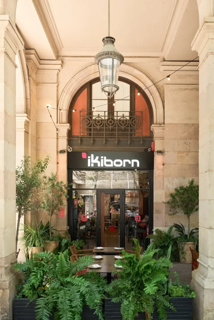 Entrée et terrasse d’IKIBORN le jour sous les arcades du Born